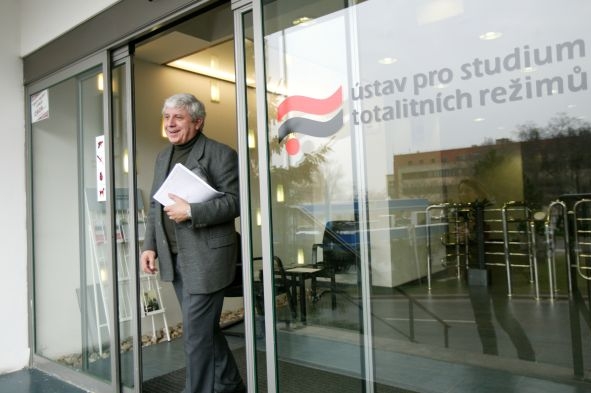 Miloslav Mrština vychází z Ústavu pro studium totalitních režimů. 