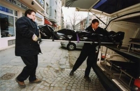 Policisté vytáhli z popelnice bezvládné tělo.