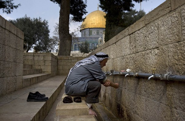 Muslim myjící si ruce před modlitbou na Chrámové hoře v Jeruzalémě.
