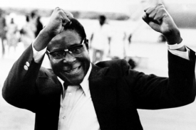 Starý krokodýl Mugabe. Na snímku triumfující v půli 70. let. Starý krokodýl Mugabe. Na snímku triumfující v půli 70. let.