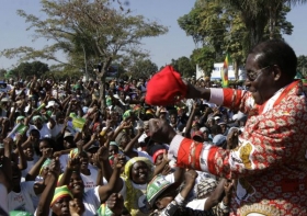 Zimbabwský prezident Mugabe na předvolebním shromáždění.