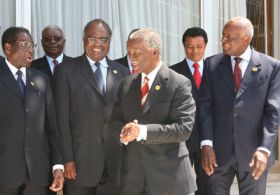 Roberto Mugabe (vlevo) a Thabo Mbeki (uprostřed)