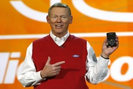 Alan Mulally hovoř&iacute; na Consumer Electronics Show v Las Vegas.