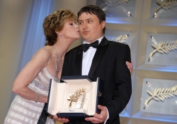 Cristian Mungiu dostal letos v Cannes Zlatou palmu, blahopřála mu i he Cristian Mungiu dostal letos v Cannes Zlatou palmu, blahopřála mu i herečka Jane Fondová