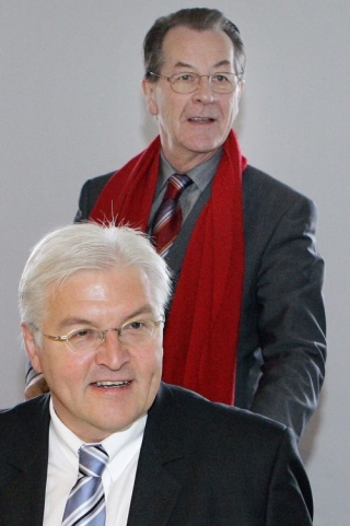 Staronov&eacute; trumfy SPD: Steinmeier (dole) a M&uuml;ntefering.