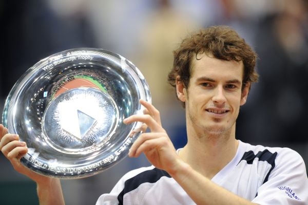 Britský tenista Murray pózuje po vítězství na turnaji v Rotterdamu. Britský tenista Murray pózuje po vítězství na turnaji v Rotterdamu.