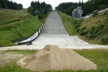 Skokanský můstek v areálu na Ještědu (červenec 2007).