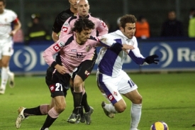 Adrian Mutu z Fiorentiny (vlevo) v souboji s Giuseppe Biavou.
