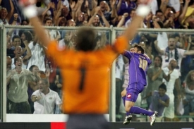 Útočník Adrian Mutu se raduje z první branky v souboji se Slavii Praha