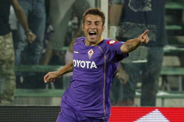 Hvězda Fiorentiny Adrian Mutu v zápase se Slavií.