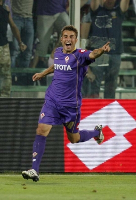 Hvězda Fiorentiny Adrian Mutu v zápase se Slavií.