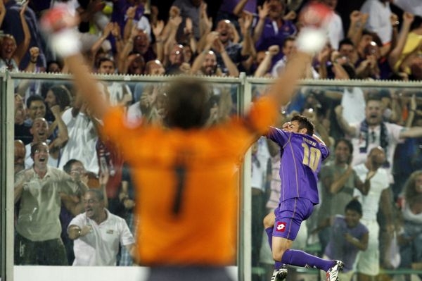 V dáli Adrian Mutu, střelec prvního gólu Fiorentiny. 