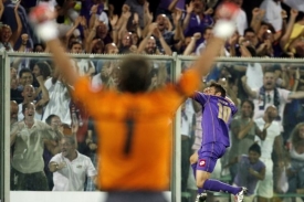 V dáli Adrian Mutu, střelec prvního gólu Fiorentiny.