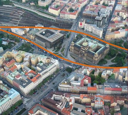 Realita. Po oranžové se dnes valí tisíce aut.
