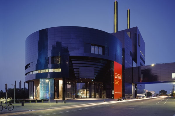 Architekt Jean Nouvel navrhl například Guthrie Theatre v Minneapolis.