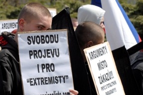 Na sedm desítek nacionalistů pochodovalo 21. dubna Kladnem. Pochod městem doprovázely slovní potyčky s příslušníky hnutí punk, kterých se ve městě sešlo asi šedesát.