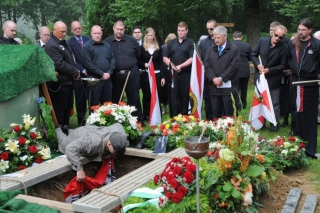 Vlajka s h&aacute;kov&yacute;m kř&iacute;žem do hrobu funkcion&aacute;ře NPD.