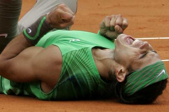 Španělský tenista Rafael Nadal se raduje z výhry nad Djokovičem.