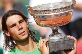 Rafael Nadal s trofej&iacute; pro v&iacute;těze Roland Garros.