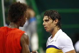 Rafael Nadal a jeho přemožitel Gael Monfils z Francie. Rafael Nadal a jeho přemožitel Gael Monfils z Francie.