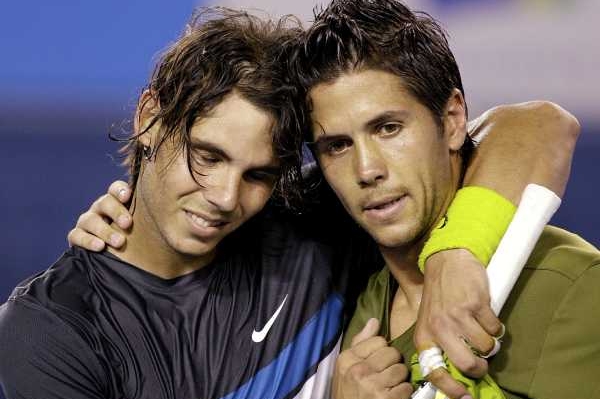 Unavení Španělé. Vlevo vítěz Nadal, vpravo poražený Verdasco. Unavení Španělé. Vlevo vítěz Nadal, vpravo poražený Verdasco.