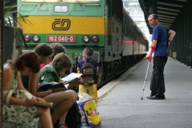 Strojvůdci zastavili vlaky na hodinu a čtvrt.