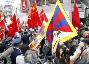 Př&iacute;znivci nez&aacute;visl&eacute;ho Tibetu obklopen&iacute; stoupenci Č&iacute;ny, Nagano