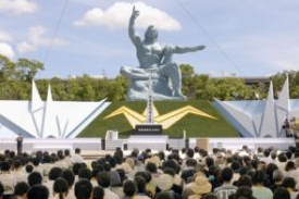 Pietn&iacute; akce u sochy m&iacute;ru v Nagasaki