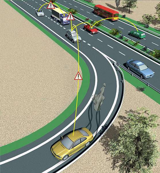 Na nebezpečí na vozovce upozorní auto před vámi.