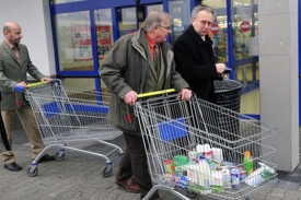 Sl&aacute;bnouc&iacute; česk&aacute; měna l&aacute;k&aacute; Slov&aacute;ky za hranice na n&aacute;kupy.