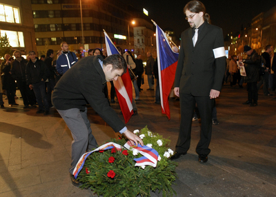 Členové krajně pravicové Národní strany na Václavském náměstí v Praze.
