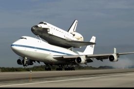 Atlantis se vrací na boeingu na Floridu, červenec 2007.