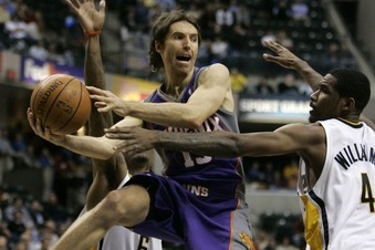 Rozehrávač Phoenixu Steve Nash (uprostřed) v utkání proti Indianě.