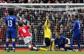 Druhý gól v síti Manchesteru United. A Nasri peláší za fanoušky.