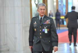 Velitel NATO v Evropě John Craddock.