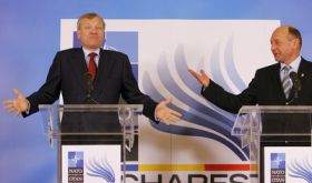 Generální tajemník NATO Jaap de Hoop Scheffer (vlevo).