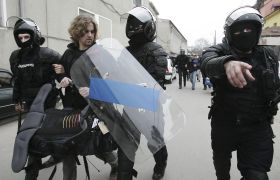 Zásah rumunské policie proti demosntrantům na summitu NATO. Zásah rumunské policie proti demosntrantům na summitu NATO.