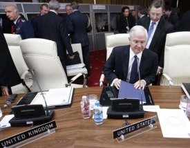Zasedání NATO v Budapešti, v popředí šéf Pentagonu Gates.