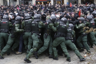 Policie odděluje demonstranty antify od neonacistů.