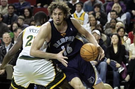 Pau Gasol z týmu Memphis Grizzlies a hráč Seattle SuperSonics Johan Petro Pau Gasol z týmu Memphis Grizzlies a hráč Seattle SuperSonics Johan Petro
