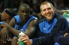 Dirk Nowitzki (vpravo) a DeSagana Diop