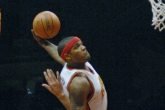Josh Smith (5) z Atlanty útočí na koš Sacramenta Josh Smith (5) z Atlanty útočí na koš Sacramenta