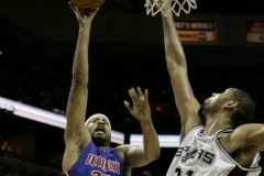 Rasheed Wallace (36) z Detroitu střílí přes obranu Tima Duncana (21) z San Antonio Spurs.