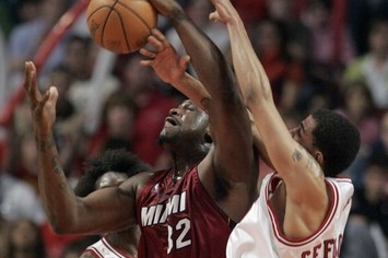 Shaquille O'Neal z týmu Miami a hráč Chicago Bulls Thabo Sefolosha 