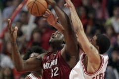 Shaquille O'Neal z týmu Miami a hráč Chicago Bulls Thabo Sefolosha
