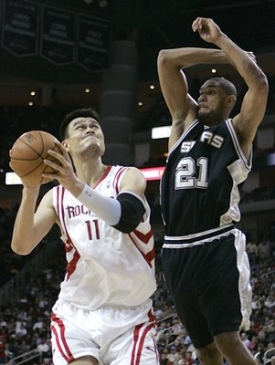 Souboj tit&aacute;nů - Jao Ming versus Tim Duncan.