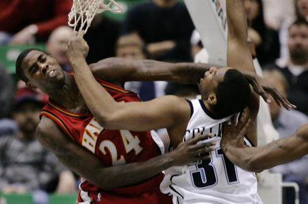Hráč Atlanta Hawks Marvin Williams a Jarron Collins z týmu Utahu 