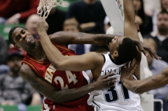 Hr&aacute;č Atlanta Hawks Marvin Williams a Jarron Collins z t&yacute;mu Utahu