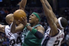 Bostonsk&yacute; Paul Pierce proch&aacute;z&iacute; obranou New Jersey