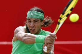 Rafael Nadal při z&aacute;pase se Srbem Djokovičem na turnaji v Lond&yacute;ně.